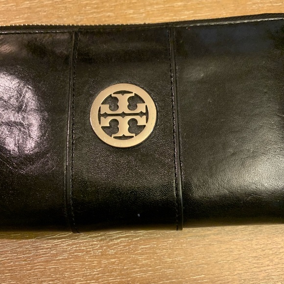 Tory Burch Black Leather Wallet with Silver Detail - Picture 3 of 10